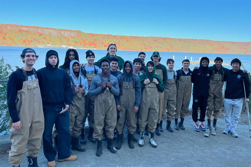 Men's Basketball team volunteering at CURB